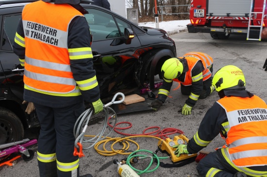 Schwerer Kreuzungscrash zwischen zwei Autos auf Pyhrnpass Stra�e in Thalheim bei Wels