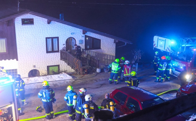 Vier Feuerwehren bei Brand im Dachboden eines Mehrfamilienhauses in Pinsdorf im Einsatz