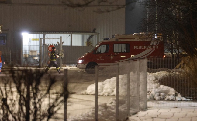 N�chtlicher Brandeinsatz im Betriebsgel�nde einer Papierfabrik in Laakirchen