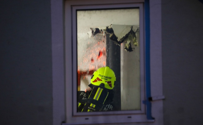 Schwierige L�scharbeiten bei Brand in einer Zwischendecke eines Wohnhauses in Marchtrenk