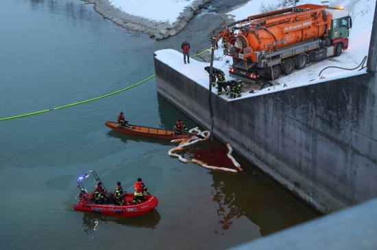 �l in der Traun: Stundenlanger Einsatz der Feuerwehr im Kraftwerksbereich bei Lambach