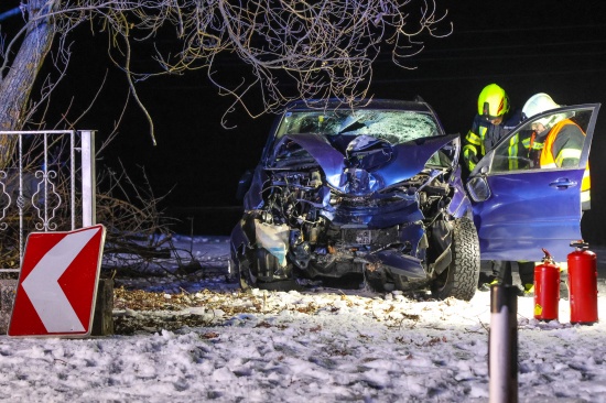 Frontalcrash gegen Baum: Schwerverletzter nach Unfall bei Riedau durch Einsatzkr�fte aus PKW befreit
