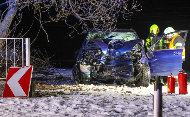 Frontalcrash gegen Baum: Schwerverletzter nach Unfall bei Riedau durch Einsatzkr�fte aus PKW befreit