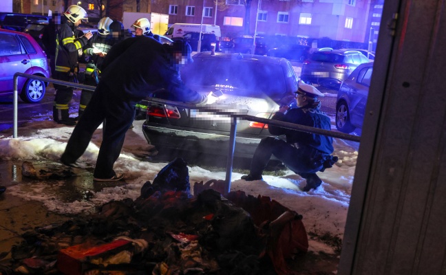 Geparktes Auto bei Brand eines Altpapiercontainers in Wels-Vogelweide besch�digt