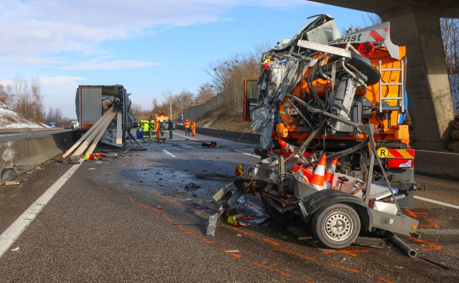 Schwerer LKW-Unfall: Sattelzug kracht auf Innkreisautobahn bei Steinhaus in Absicherungsfahrzeug
