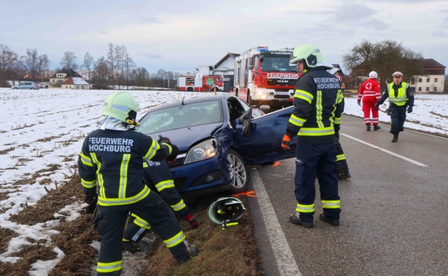 Schwerer Crash zwischen LKW und PKW in Hochburg-Ach fordert eine verletzte Person