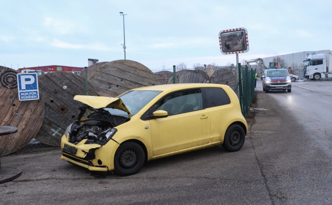 Frontalkollision zwischen PKW und LKW in einem Kreuzungsbereich der Wiener Stra�e bei St. Florian
