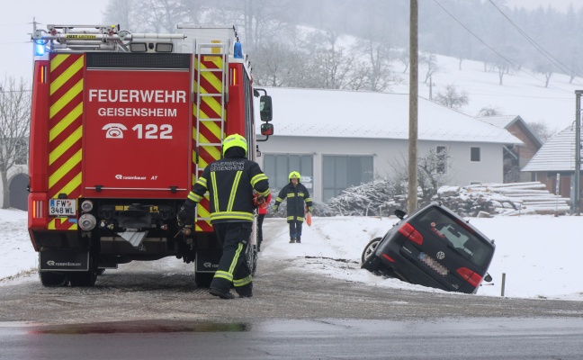 Auto in Schr�glage: Einsatzkr�fte zu Personenrettung nach Verkehrsunfall in Pichl bei Wels alarmiert