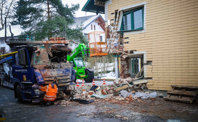 Ganzes Hauseck weg: Autotransporter kracht auf Mauerkirchener Stra�e bei Weng im Innkreis gegen Haus