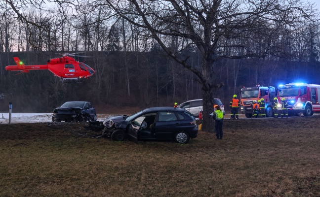 Frontalcrash zweier Autos auf Steyrtalstra�e bei Sierning fordert zwei Schwerverletzte