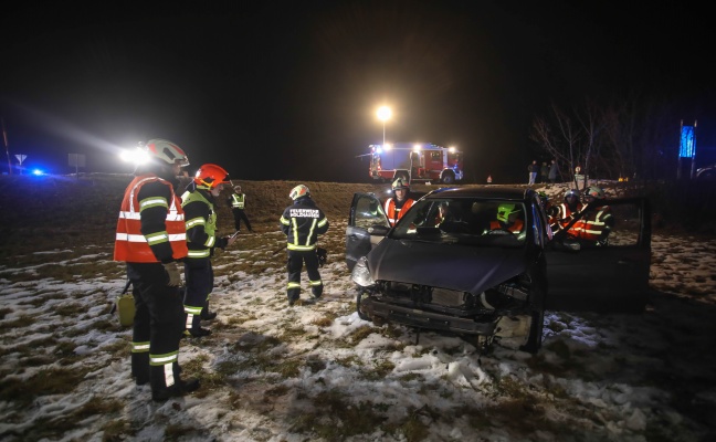 Auto in einem Kreuzungsbereich in Marchtrenk von Stra�e abgekommen