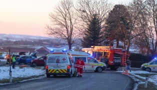 Sieben teils Schwerverletzte nach schwerem Crash mit drei PKW auf Hausruckstra�e bei Hohenzell