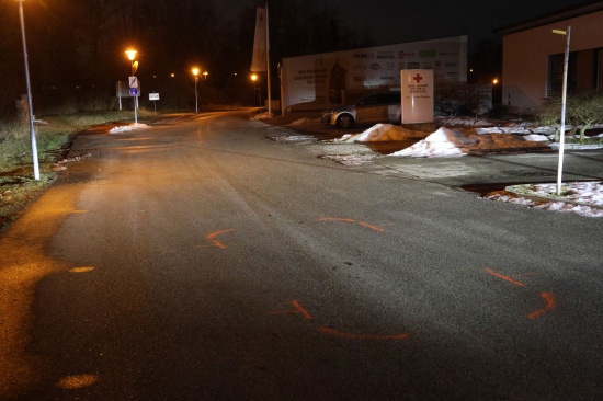 Schwer verletzt: Fu�g�nger bei Verkehrsunfall in Marchtrenk frontal von Auto erfasst