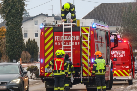 Drei Feuerwehren bei Brand eines Nebengeb�udes bei einem Wohnhaus in Vorchdorf im Einsatz