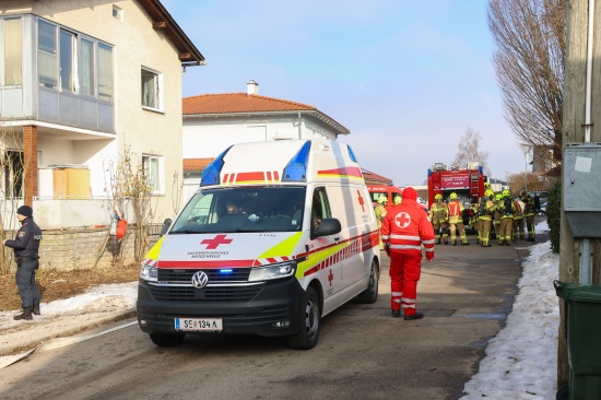 Person bei Brand in einem Wohnhaus in Bad Hall von Feuerwehr �ber Balkon ins Freie gerettet
