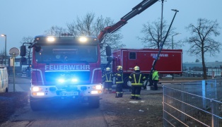 Stra�enbeleuchtung touchiert: Feuerwehr musste in Wels-Pernau Lichtmast mittels Kran umlegen