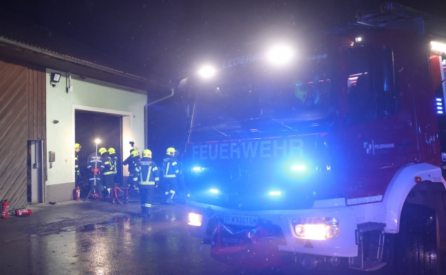 Drei Feuerwehren bei Brand in einer Garagenwerkst�tte eines Bauernhofes in Vorchdorf im Einsatz