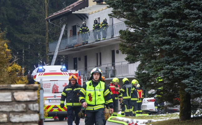 Zimmerbrand: Vier Feuerwehren bei Brand in einem Mehrparteienwohnhaus in Adlwang im Einsatz