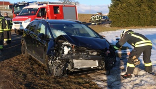 Heftige Kreuzungskollision zwischen zwei PKW in Waldkirchen am Wesen