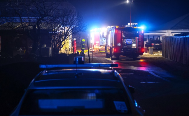 Vier Feuerwehren bei Brand eines Nebengeb�udes in Scharnstein im Einsatz