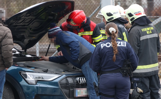 Feuerwehr nach kurzzeitiger Rauchentwicklung bei einem Auto in Wels-Innenstadt im Einsatz