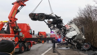 LKW-Unfall: Zugmaschine bei schwerem Unfall auf Westautobahn in Linz-Ebelsberg v�llig zerfetzt