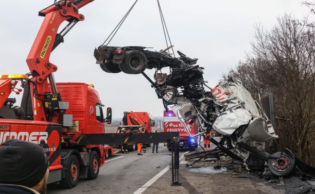 LKW-Unfall: Zugmaschine bei schwerem Unfall auf Westautobahn in Linz-Ebelsberg v�llig zerfetzt