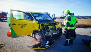 Aufr�umarbeiten nach Crash zwischen Postauto und Traktorgespann in Feldkirchen bei Mattighofen