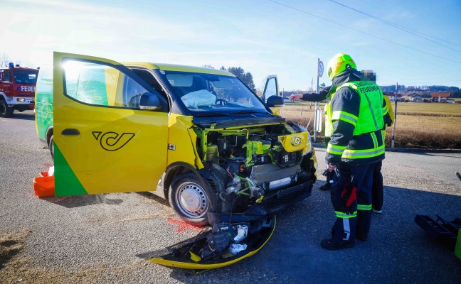 Aufr�umarbeiten nach Crash zwischen Postauto und Traktorgespann in Feldkirchen bei Mattighofen