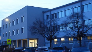 Amokdrohung: Gro�einsatz der Polizei nach Drohung gegen Neue Mittelschule in Wels-Neustadt