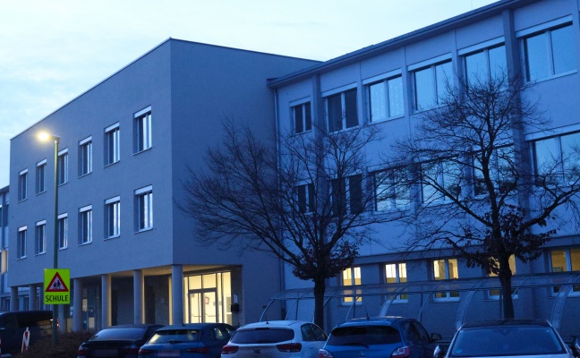 Amokdrohung: Gro�einsatz der Polizei nach Drohung gegen Neue Mittelschule in Wels-Neustadt