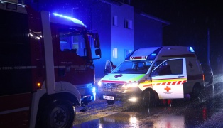 Einsatz von Feuerwehr, Rettung und Polizei nach Kleinbrand in einem Wohnhaus in Wels-Lichtenegg