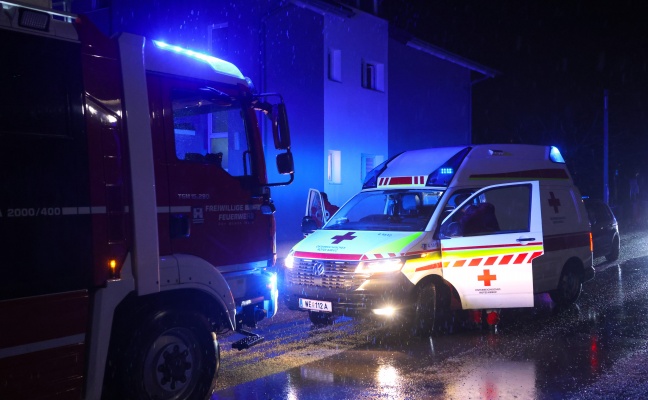 Einsatz von Feuerwehr, Rettung und Polizei nach Kleinbrand in einem Wohnhaus in Wels-Lichtenegg