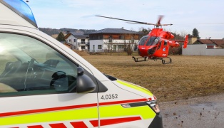 Personenrettung: Feuerwehren, Rettung, Notarzthubschrauber und Polizei in Scharnstein im Einsatz