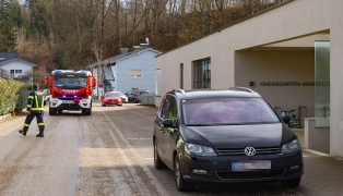 Personenrettung: Feuerwehr und Polizei in einer Kinderbetreuungseinrichtung in Vorchdorf im Einsatz