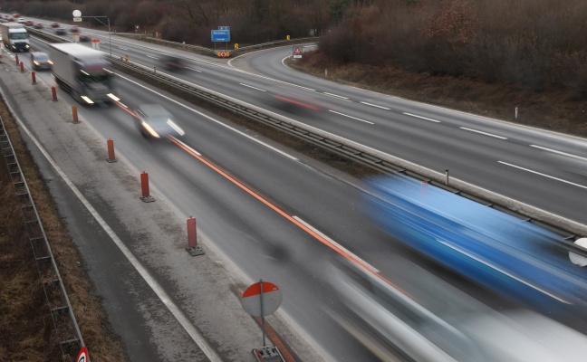 Ermittlungen wegen Mordversuchs nachdem Autolenker (29) auf Welser Autobahn durch Polizeisperre raste