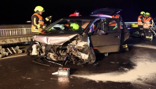 Lenker verletzt: Auto bei Verkehrsunfall in Steinerkirchen an der Traun gegen Leitschiene gekracht