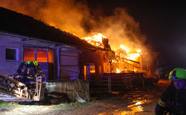 Gro�brand: Wirtschaftstrakt eines Bauernhofes in Haag am Hausruck in Vollbrand