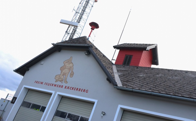 Drei Feuerwehren zu Geb�udebrand nach Scharnstein alarmiert