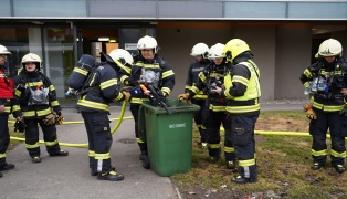 Brandeinsatz in Wohnanlage: E-Scooter begann bei Ladevorgang in einer Wohnung in Leonding zu brennen