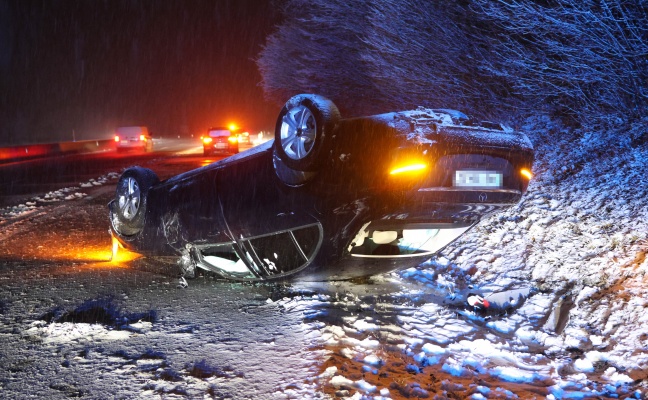 Auto bei winterlichen Stra�enbedingungen auf der Westautobahn in Vorchdorf �berschlagen