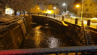 Einsatzkr�fte zur Rettung einer Person aus dem Bachbett der Oberach in Ried im Innkreis alarmiert