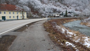 Verkehrsunfall bei Hartkirchen: 16-J�hriger versenkte Auto seiner Mutter in der Aschach