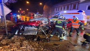 Menschenrettung: Schwerer Verkehrsunfall auf Kremstalstra�e in Linz-Bindermichl-Keferfeld