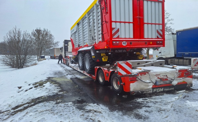�berhitzte Achse: Feuerwehr bei LKW-Brand auf Welser Autobahn in Wei�kirchen an der Traun im Einsatz