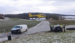 Wegkreuz gerammt: Schwerer Crash zwischen Pakettransporter und PKW in Lochen am See