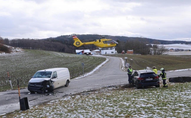 Wegkreuz gerammt: Schwerer Crash zwischen Pakettransporter und PKW in Lochen am See