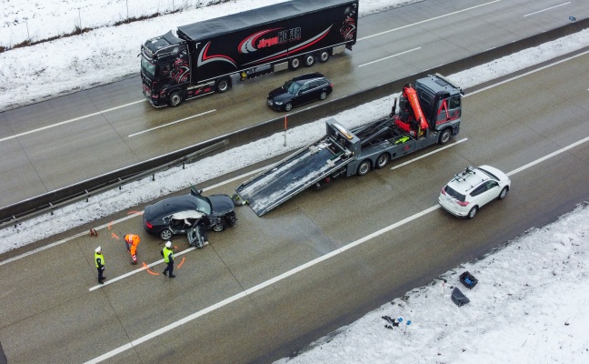 Auto seitlich aufgerissen: Schwerer Crash zwischen LKW und PKW auf Westautobahn bei Eberstalzell