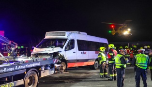 Schwerer Crash zwischen Linienbus und LKW-Sattelzug bei Lenzing an der Ager