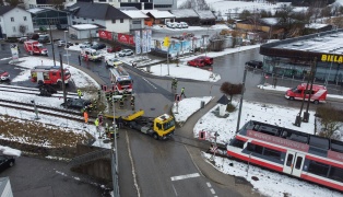 Personenrettung: Auto auf Bahn�bergang in Peuerbach mit Regionalzug-Triebwagen kollidiert